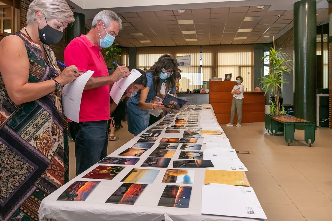 La alcaldesa y miembros el jurado en la revisión de las fotografías