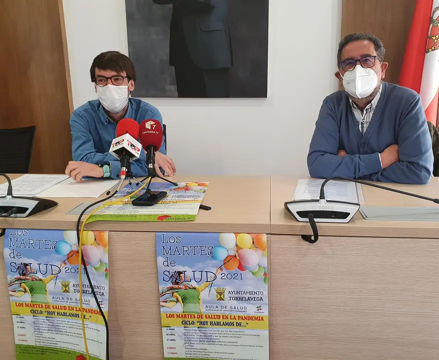 El concejal de Sanidad, Borja Sainz; y el coordinador de 'Los Martes de salud', Luis Alfonso Hernández; presentan una nueva edición del programa
