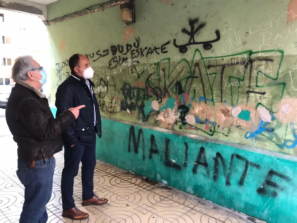 El concejal de Cs Torrelavega, Julio Ricciardiello, se reúne con el presidente de la asociación de vecinos de La Inmobiliaria, Gonzalo Llamosas