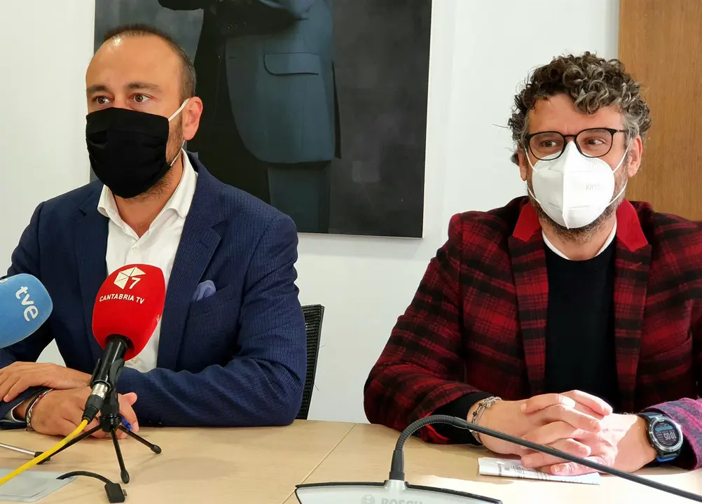 El alcalde de Torrelavega, Javier López Estrada, y el concejal de Movilidad, Gerson Lizari