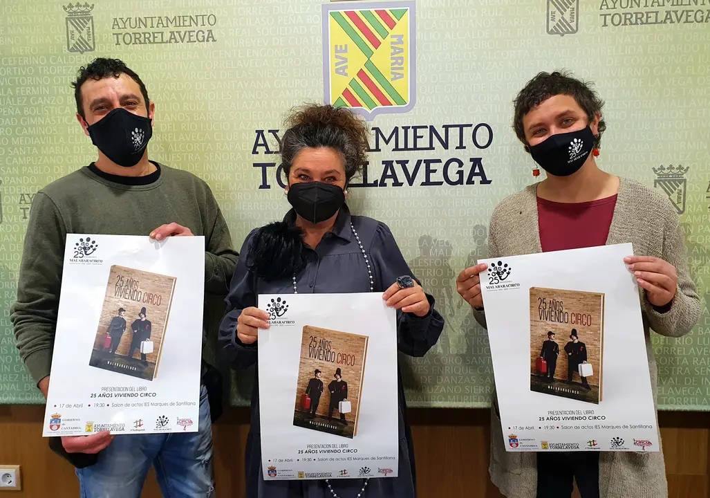 La concejala de Cultura, Esther V&eacute;lez, junto a Javier Amigo y Elena Umlauff, de Malabaracirco