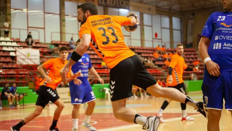 El BM Torrelavega, durante un partido | Foto- Saúl Ceballos