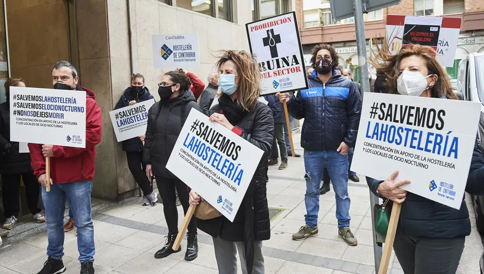 Hosteleros cántabros en una protesta frente a la Consejería de Sanidad