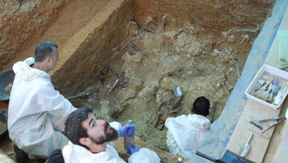  Restos localizados en una de las fosas de Paterna