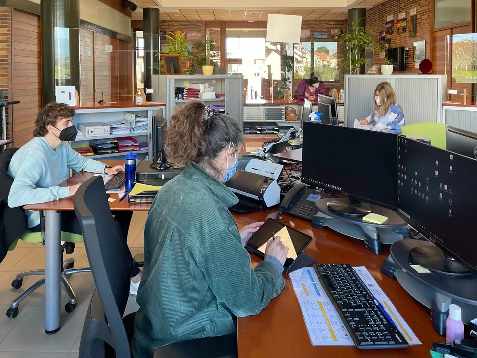 EuropaPress_3653134_empleados_municipales_atienden_ciudadano_uso_nuevo_sistema