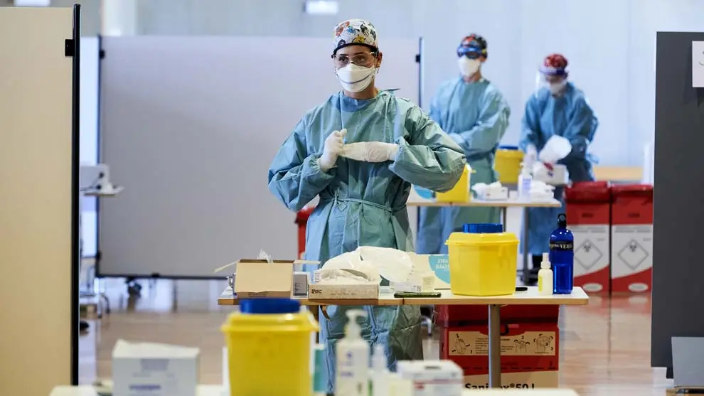 Una profesional sanitaria, en un dispositivo de vacunación masiva frente al Covid-19, en el Palacio de Exposiciones y Congresos de Santander