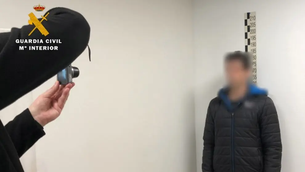 Guardia Civil con uno de los detenidos