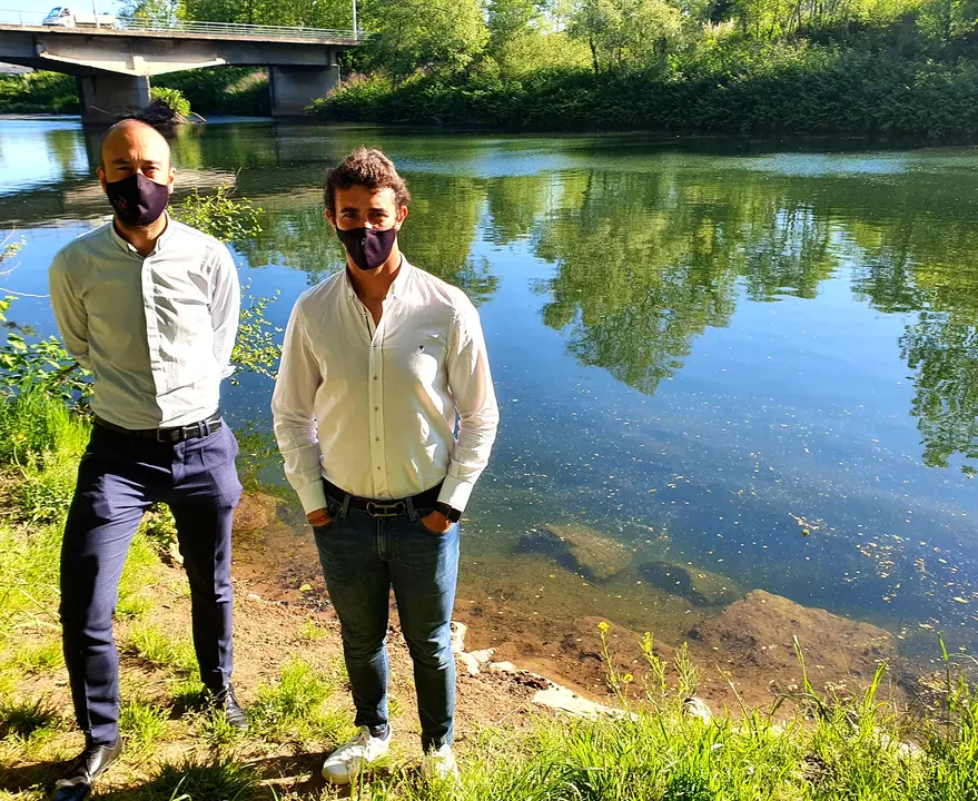 El alcalde, Javier L&oacute;pez Estrada, y el concejal de Deportes, Nacho Gonz&aacute;lez, en el r&iacute;o Saja-Besaya