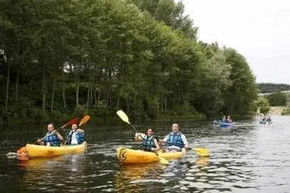 Paseos en canoa por el r&iacute;o