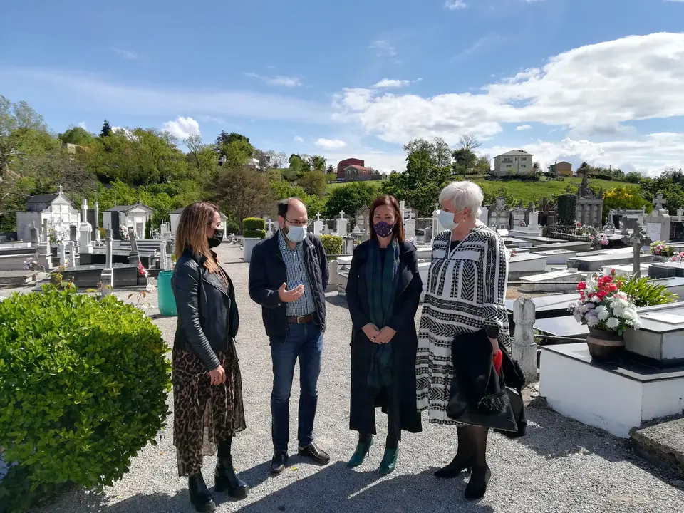 Visita de los concejales al cementerio