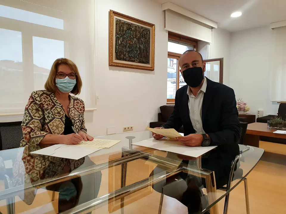 Firma del convenio de colaboraci&oacute;n entre el Ayuntamiento de Torrelavega y Amica