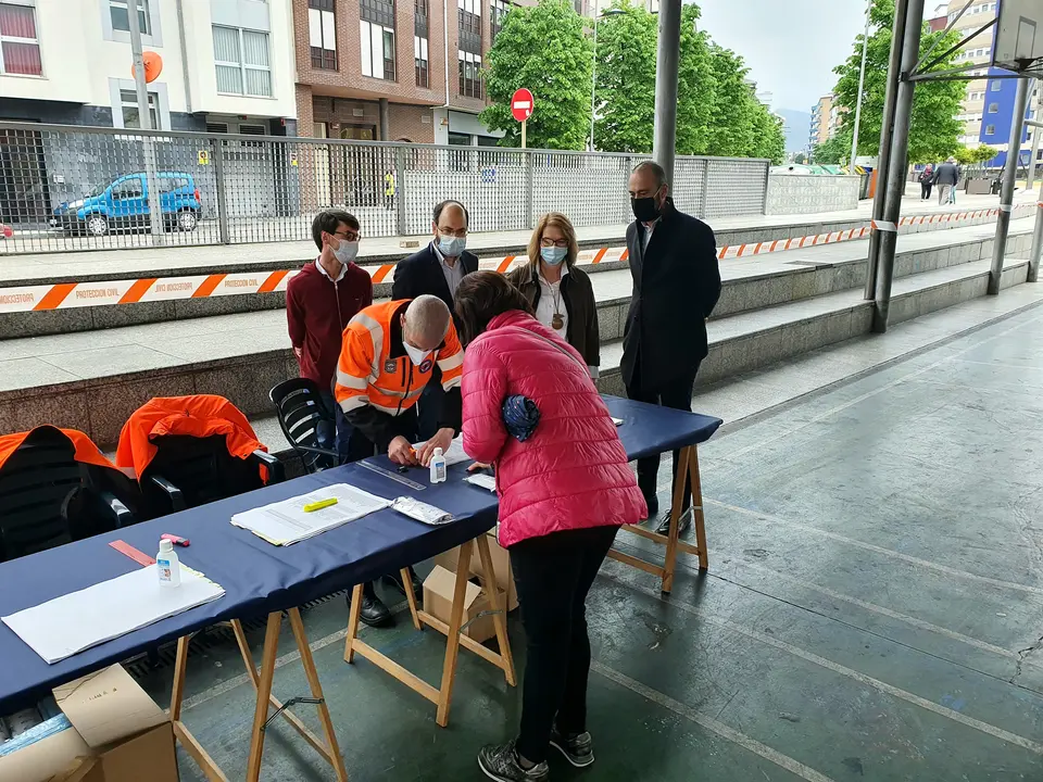 El alcalde, los concejales de Salud P&uacute;blica y Mayores y la presidenta de Amica asisten al reparto de mascarillas en La Llama