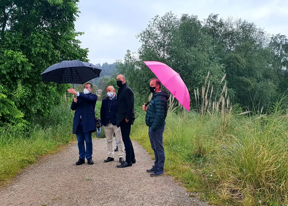 El director general de Urbanismo y Ordenaci&oacute;n del Territorio, Francisco G&oacute;mez Blanco, y los alcaldes de Torrelavega y Santillana del Mar, Javier L&oacute;pez Estrada y &Aacute;ngel Rodr&iacute;guez, visitan la zona de El Patatal
AYUNTAMIENTO DE TORRELAVEGA
28/4/2021