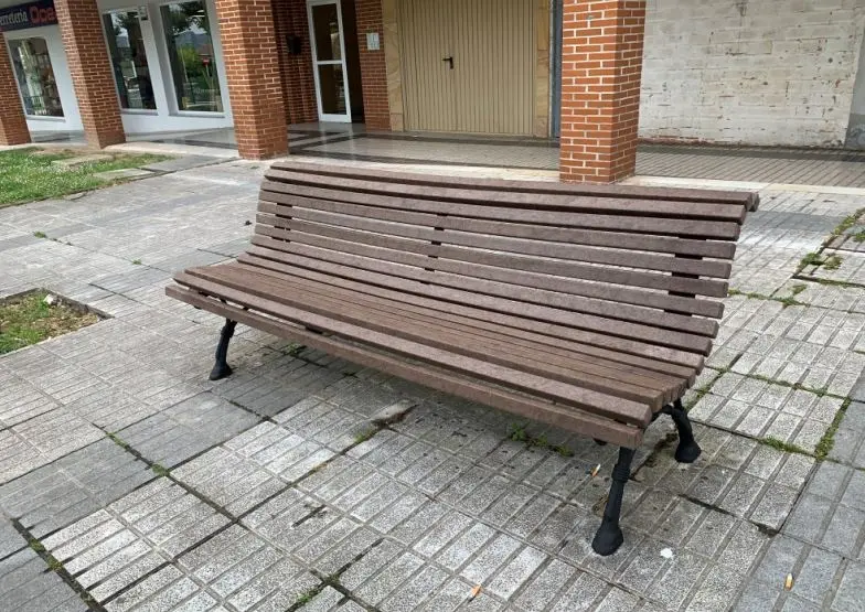 Primer banco con 'pl&aacute;stico de rechazo' instalado en Renedo