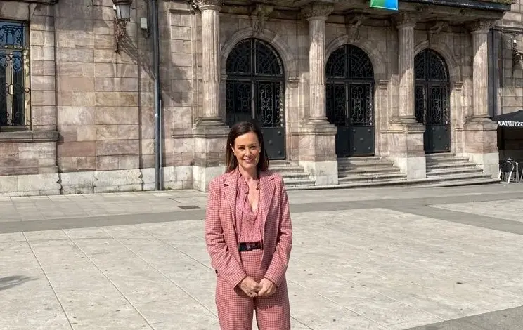 Marta Fern&aacute;ndez-Teijeiro junto al Palacio Municipal