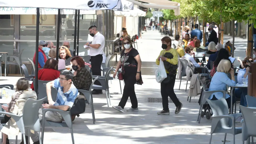 Varias personas en la terraza de un bar en Murcia