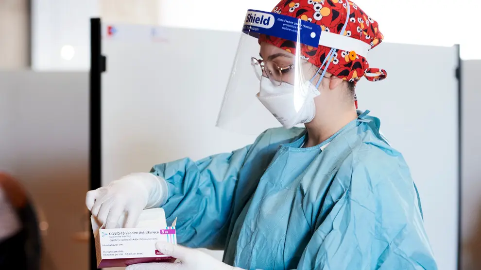 Una profesional sanitaria, en un dispositivo de vacunación masiva frente al Covid-19, en el Palacio de Exposiciones y Congresos de Santander
