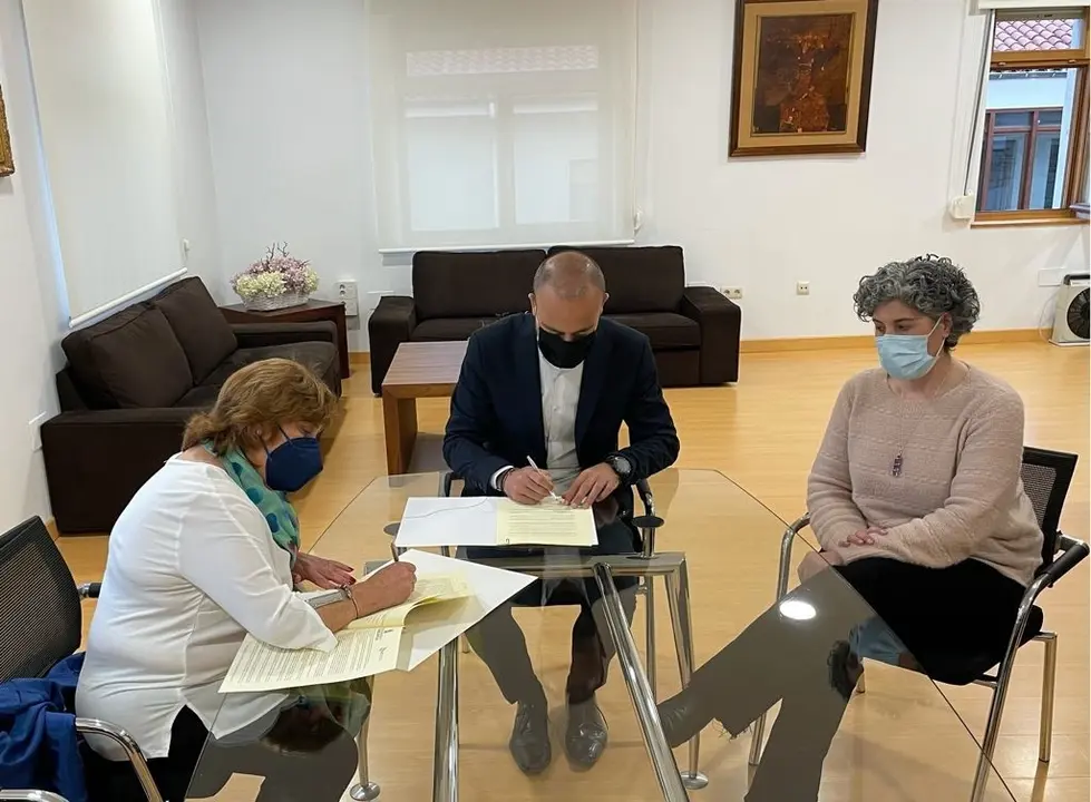 El alcalde de Torrelavega, Javier L&oacute;pez Estrada, la presidenta de AMAT, Carmen Ter&aacute;n, y la concejala de Bienestar Social, Laura Romano, en la firma del convenio