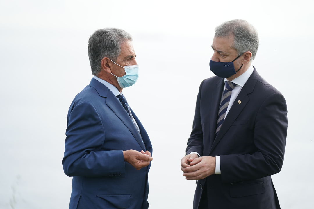  El presidente de Cantabria, Miguel Ángel Revilla y el Lehendakari, Iñigo Urkullu charlan durante su encuentro en el barrio de Kobaron de la localidad vizcaína de Muskiz en una foto de archivo