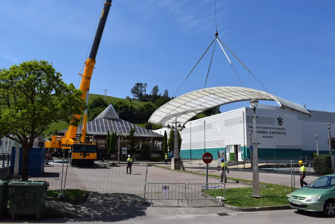 Inicio obras de remodelaci&oacute;n de la cubierta de la piscina de Renedo