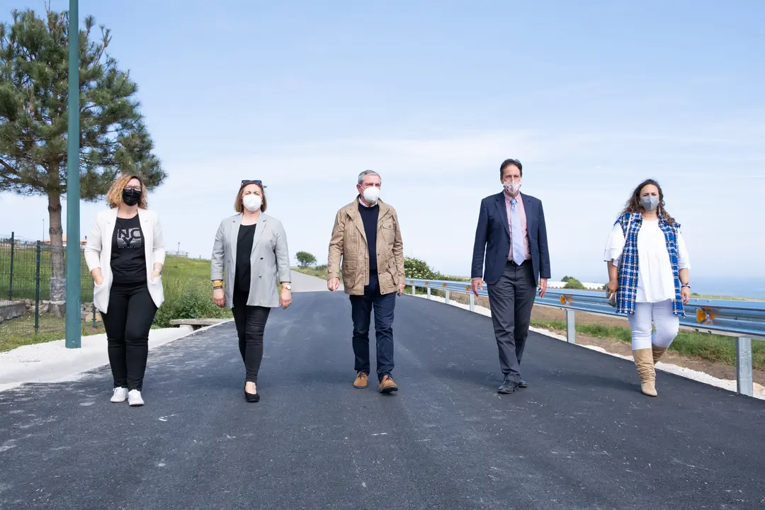 El consejero de Obras P&uacute;blicas, Ordenaci&oacute;n del Territorio y Urbanismo, Jos&eacute; Luis Gochicoa, visita las obras que se han acometido en el acceso a la playa del Sable