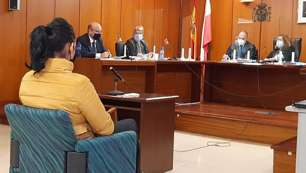 La acusada de estafar un millón de euros a un cliente, durante el juicio