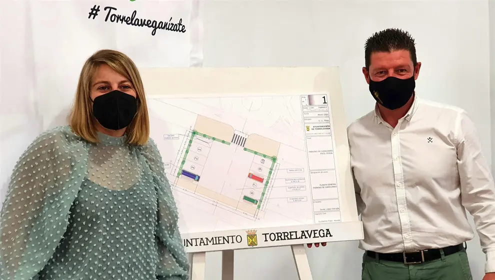 Los concejales de Dinamización, Jesús Sánchez, y Turismo, Cristina García Viñas, en la presentación del proyecto de autocaravanas