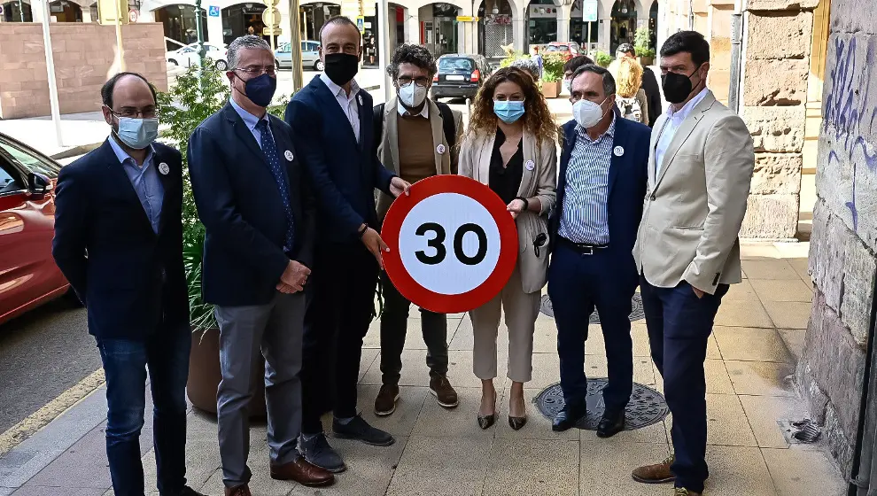 La delegada del Gobierno en Cantabria, Ainoa Quiñones; el jefe provincial de Tráfico, José Miguel Tolosa; el alcalde de Torrelavega, Javier López Estrada, y concejales, en un acto sobre la nueva limitación de la velocidad