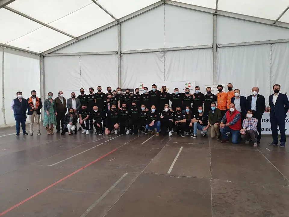 La Corporaci&oacute;n de Torrelavega recibe al Bathco BM tras su ascenso a la Liga ASOBAL