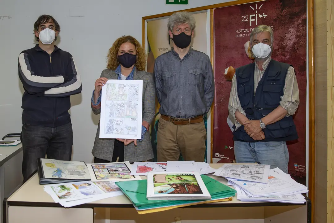 La concejala de Juventud, Patricia Portilla, con miembros del jurado del concurso de c&oacute;mics