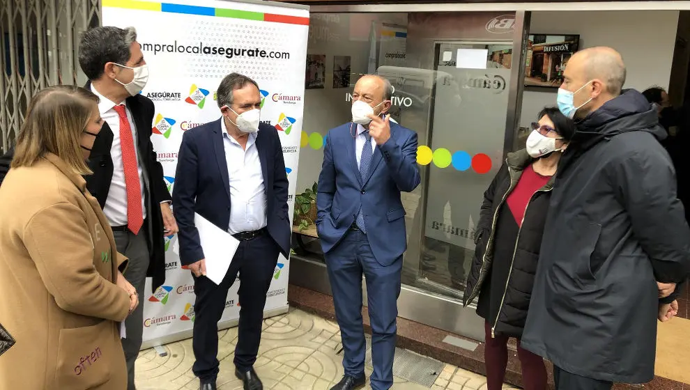 El consejero de Industria, Javier López Marcano, y otros asistentes a la presentación de la campaña de apoyo al comercio de Torrelavega Bono 39300. Foto| Archivo