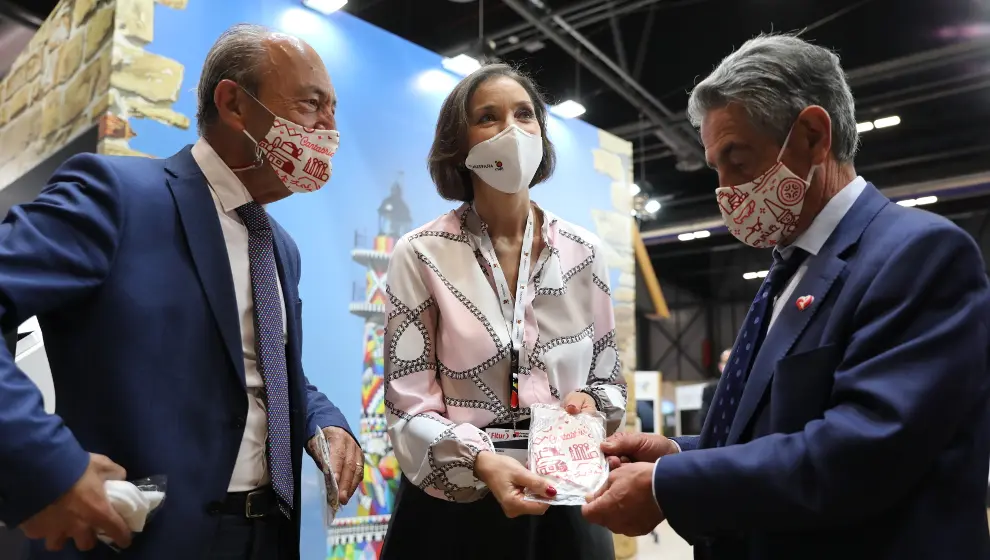 El consejero de Industria, Turismo, Innovación, Transporte y Comercio en Cantabria, Javier López Marcano; la ministra de Industria, Comercio y Turismo, Reyes Maroto, y el presidente de Cantabria, Miguel Ángel Revilla, en Fitur 2021