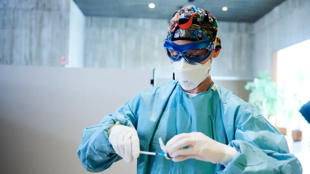 Una profesional sanitaria sostiene un vial con la vacuna de AstraZeneca, durante el inicio de la campaña de vacunación masiva frente al Covid-19, en el Palacio de Exposiciones y Congresos de Santander