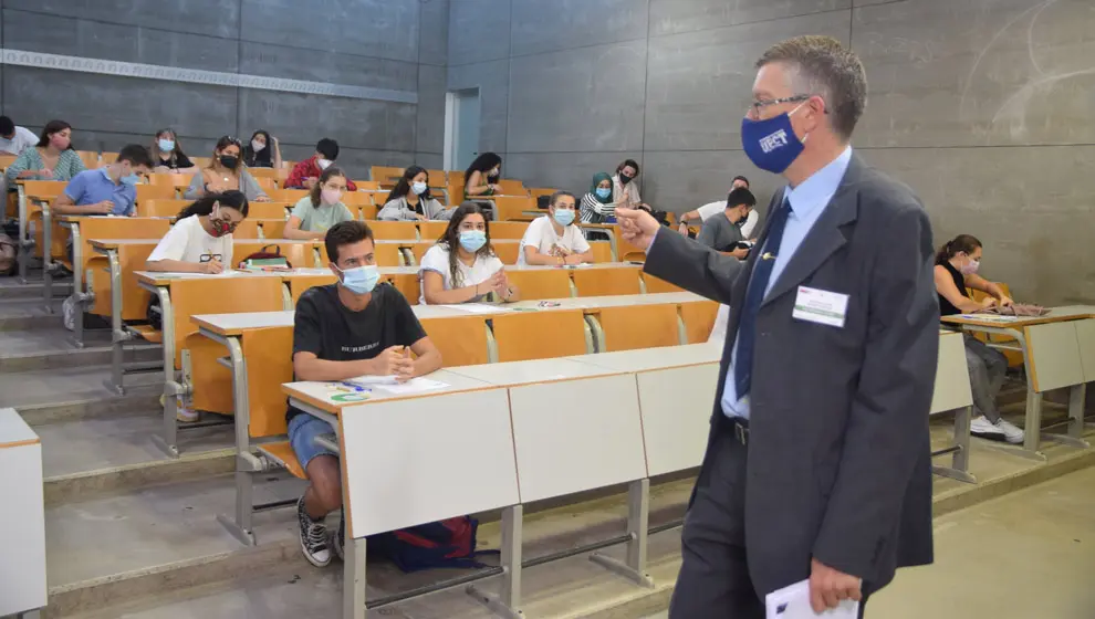 Alumnos y profesor en un aula
