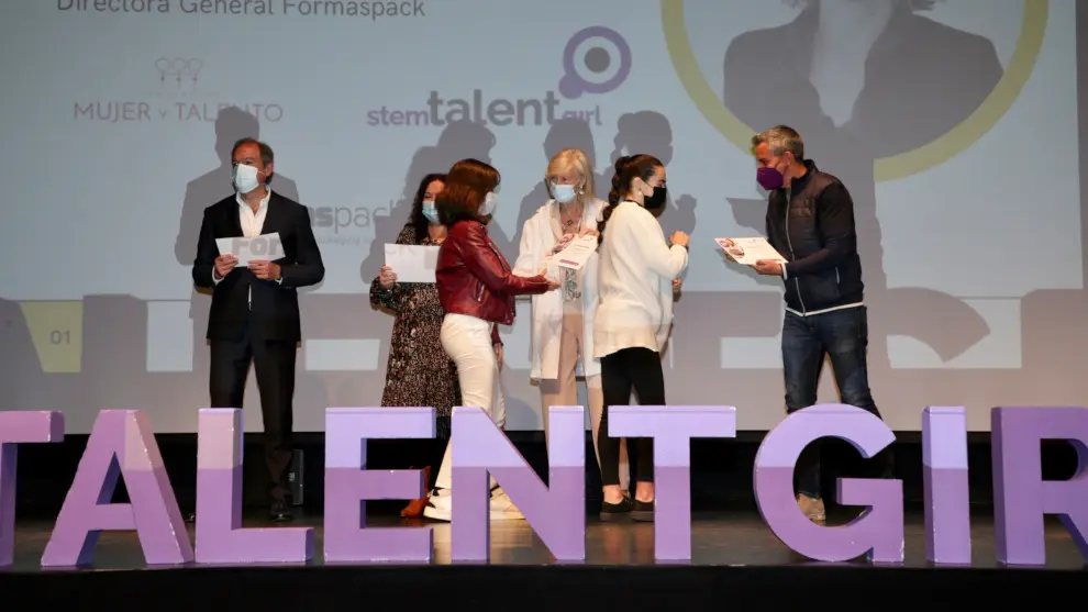 El vicepresidente y consejero de Universidades, Igualdad, Cultura y Deporte, Pablo Zuloaga, y la consejera de Educación y Formación Profesional, Marina Lombó, participan en la clausura de la IV edición del programa 'Stem Talent Girl'