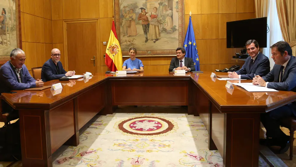 Los ministros de Trabajo y Seguridad Social, Yolanda D&iacute;az y Jos&eacute; Luis Escriv&aacute;, se re&uacute;nen con los secretarios generales de CCOO (Unai Sordo) y UGT (Pepe &Aacute;lvarez) y con los presidentes de CEOE (Antonio Garamendi) y Cepyme (Gerardo Cuerva)