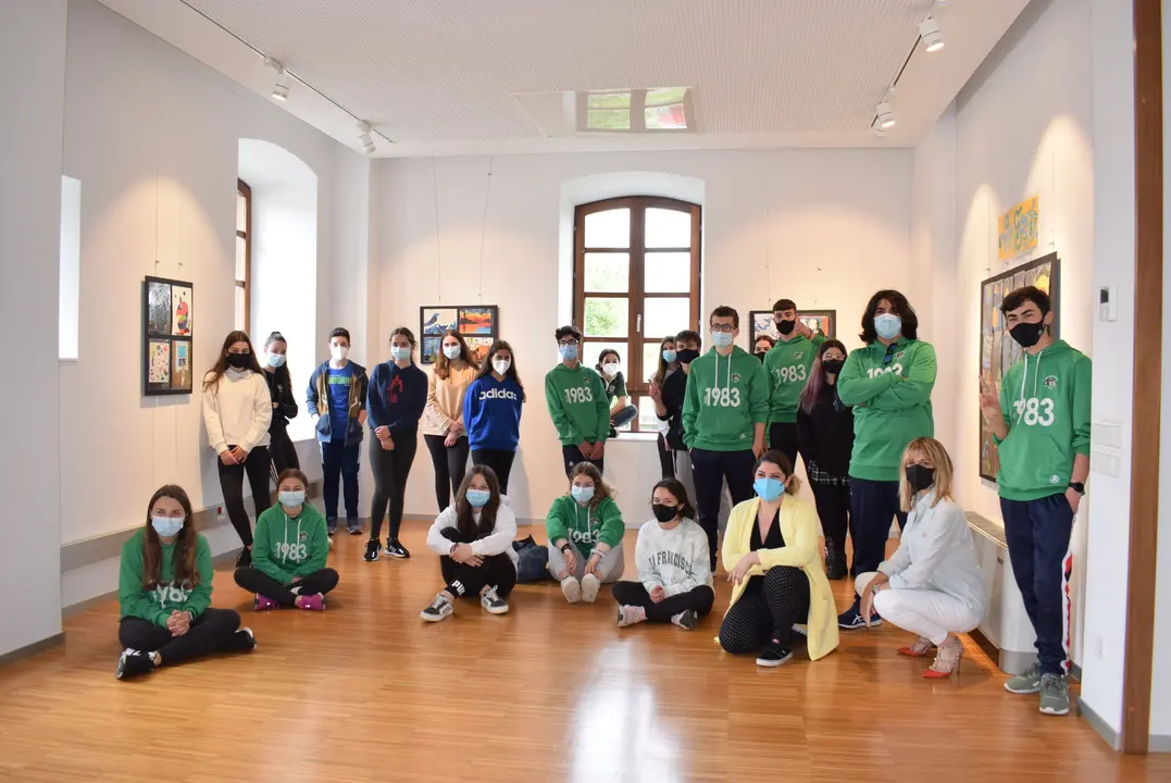 La alcaldesa de Pi&eacute;lagos, Ver&oacute;nica Samperio, junto a los alumnos del colegio Antonio Robinet en la exposici&oacute;n 'Un viaje diferente'