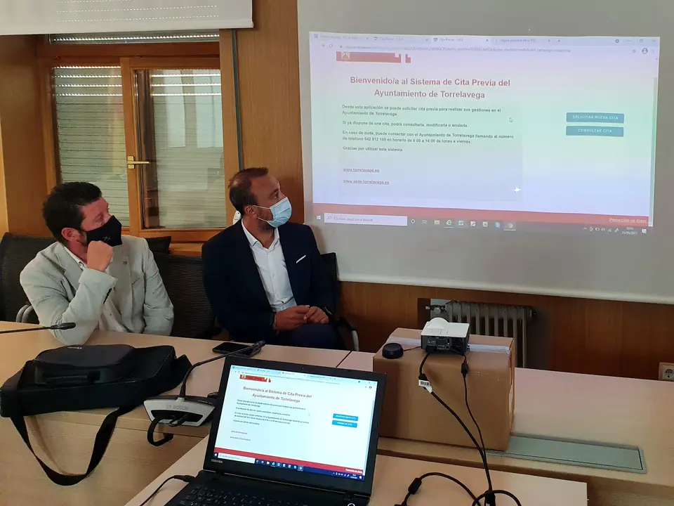 El alcalde de Torrelavega, Javier L&oacute;pez Estrada, y el concejal de Dinamizaci&oacute;n y Tics, Jes&uacute;s S&aacute;nchez, presentan en rueda de prensa el servicio de cita previa
