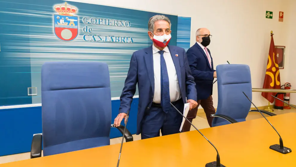 El presidente de Cantabria, Miguel Ángel Revilla, y el consejero de Sanidad, Miguel Rodríguez
