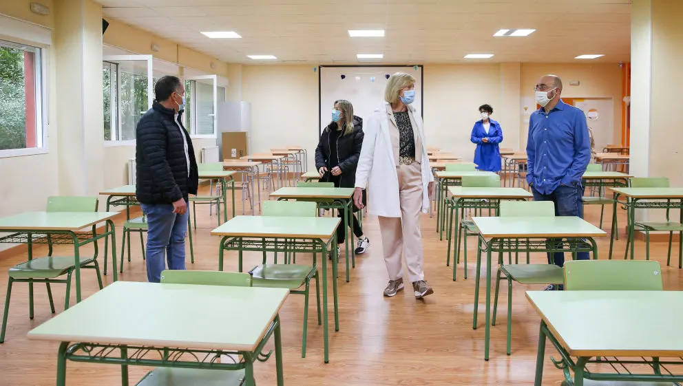 Marina Lombó visita el IES Valle Del Saja una de las sedes que acogerán la celebración de la EBAU