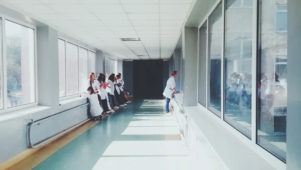 Jóvenes en un hospital