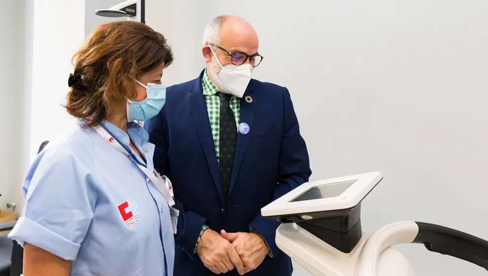 El consejero, Miguel Rodríguez, en el Pabellón 20 del Hospital Valdecilla