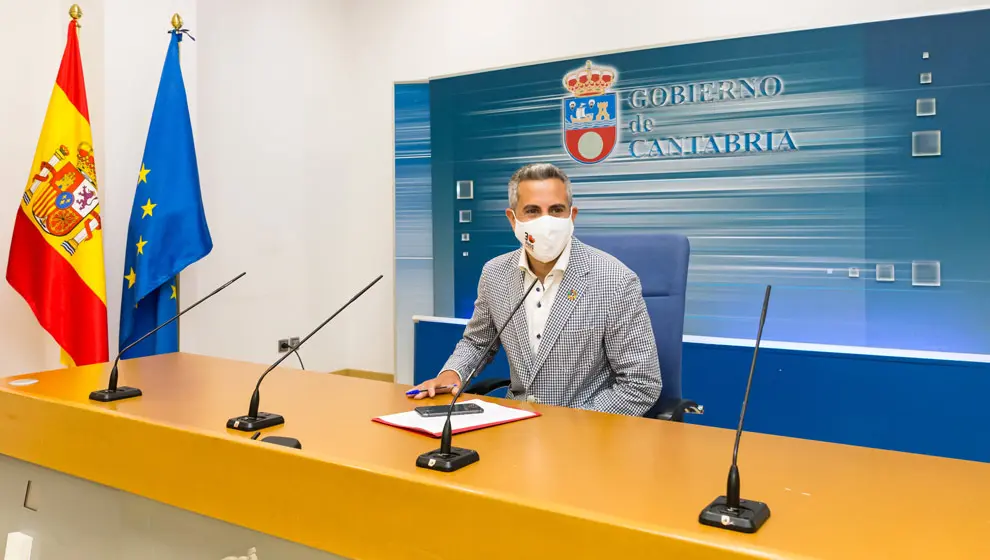 El vicepresidente y consejero de Universidades, Igualdad, Cultura y Deporte, Pablo Zuloaga, informa en rueda de prensa de los acuerdos del Consejo de Gobierno