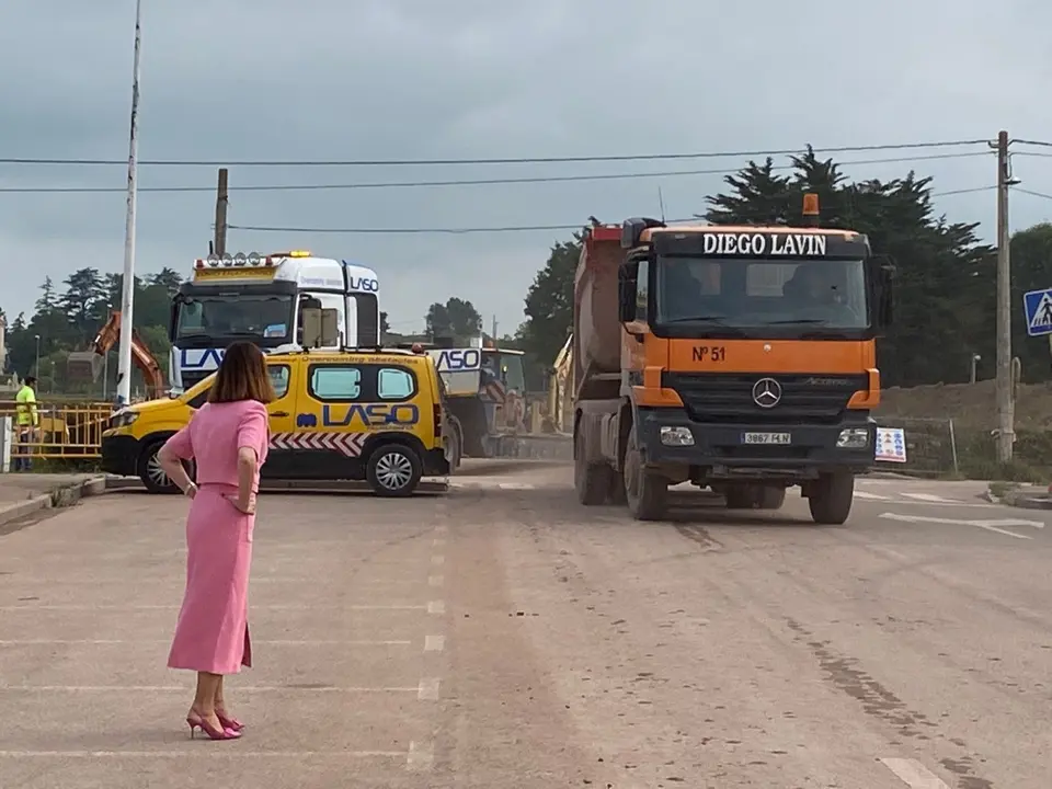 La portavoz del PP de Torrelavega, Marta Fern&aacute;ndez-Teijeiro, visita unas obras
