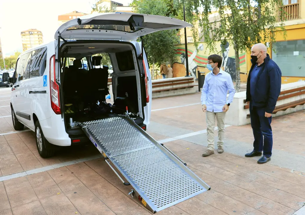 El concejal del Taxi, Borja Sainz Ahumana, junto a un taxi adaptado