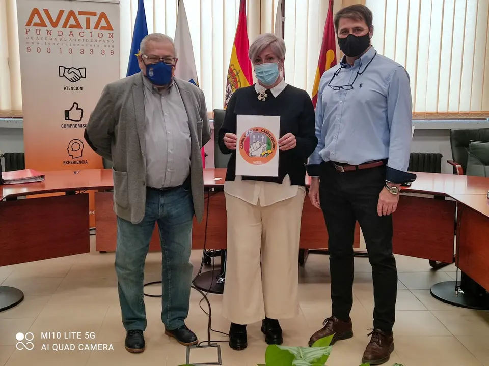 La alcaldesa, Rosa D&iacute;az, en la firma del convenio con la Fundaci&oacute;n AVATA