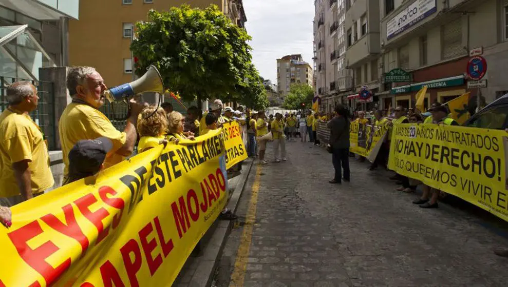 Maniestación de AMA frente a la sede del Gobierno de Cantabria