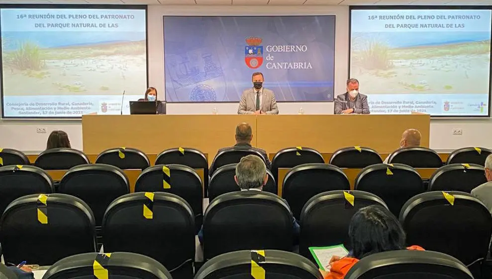 El consejero de Desarrollo Rural, Ganadería, Pesca, Alimentación y Medio Ambiente, Guillermo Blanco, preside el patronato del Parque Natural de las Dunas de Liencres