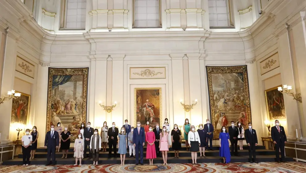 Los Reyes durante la entrega de la Orden del Mérito Civil a 24 españoles