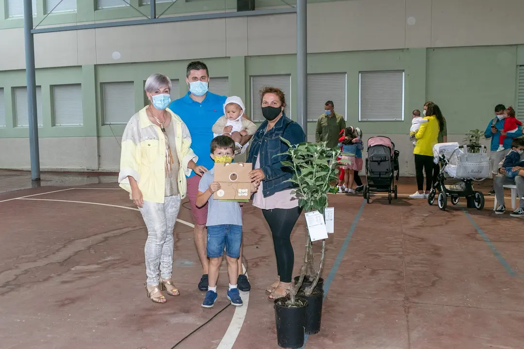 La alcaldesa de Polanco, Rosa D&iacute;az (izda), con una de las familias beneficiarias del 'cheque beb&eacute;'